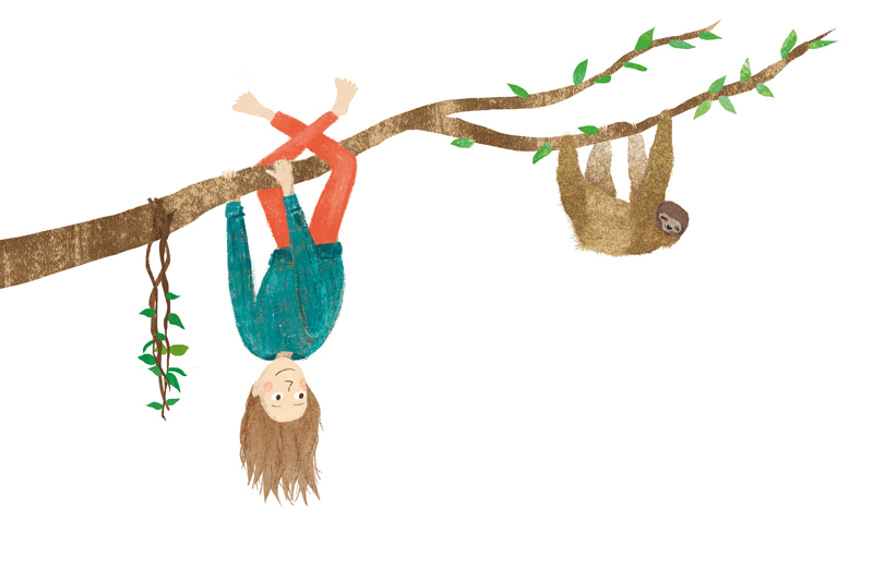 Mädchen und Faultier hängen am Baum